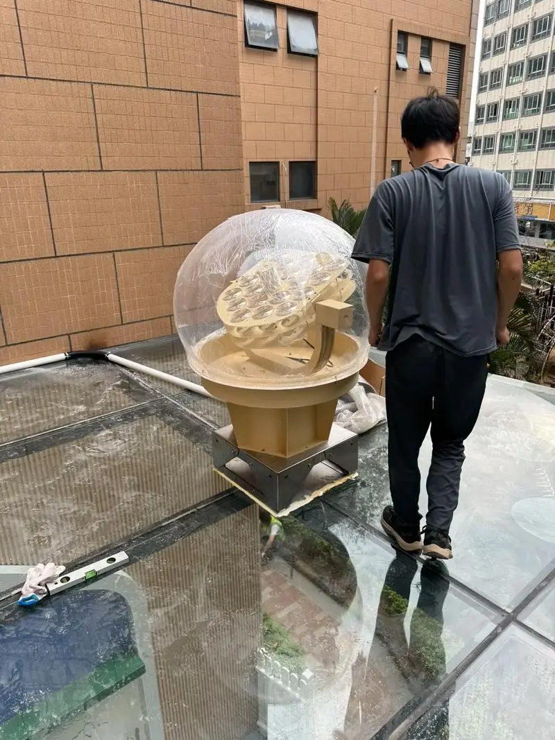 A Natural Lighting System is an engineered solution designed to deliver natural daylight into interior spaces by directly capturing and transmitting sunlight, rather than converting it into electricity and reproducing it artificially. In modern building design, natural lighting systems are increasingly evaluated not as decorative features, but as functional components of the indoor light environment