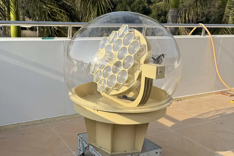 Fiber optic daylighting systems are designed to capture direct sunlight outdoors and deliver it deep into building interiors using optical fibers, without converting solar energy into electricity. Unlike skylights or tubular daylight devices, these systems rely on controlled optical coupling, total internal reflection, and precise solar tracking to maintain usable illuminance over long distances.